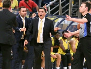 Χαμός με Πασκουάλ και Αγγέλου – Παραλίγο να πιαστούν στα χέρια - Τους έστειλε στα αποδυτήρια ο διαιτητής! (βίντεο)